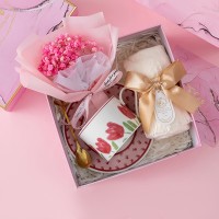 Сувенирный подарочный набор 7F7 чашка с блюдцем+ложка+полотенце+букет из гипсофилы Pink