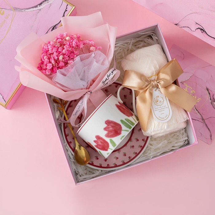 Сувенирный подарочный набор 7F7 чашка с блюдцем+ложка+полотенце+букет из гипсофилы Pink